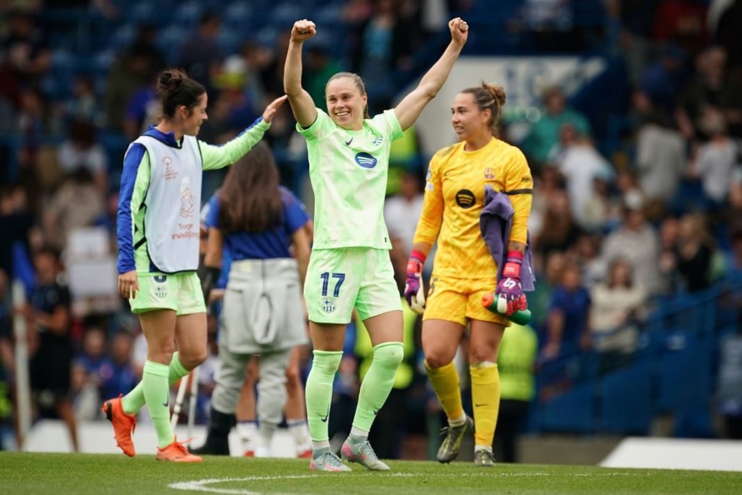 Radość Ewy Pajor w koszulce Barcelony.