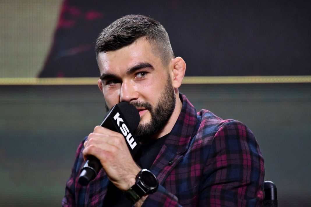 Kacper Formela na konferencji prasowej.