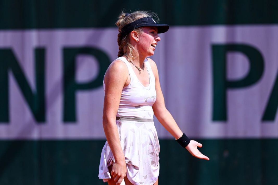 Magdalena Fręch z rozłożonymi rękoma w trakcie meczu z Vondrousovą.