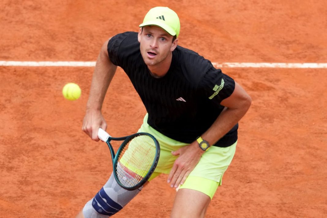 Hubert Hurkacz w trakcie meczu tenisowego.