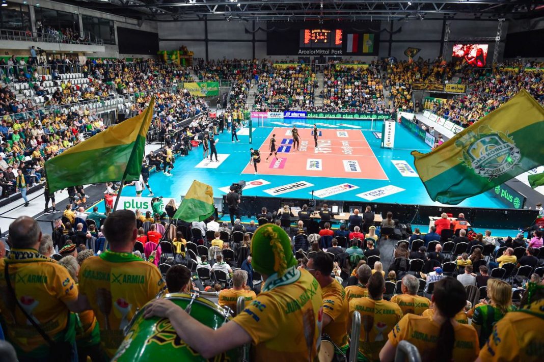 Widok z trybun na boisko do siatkówki.