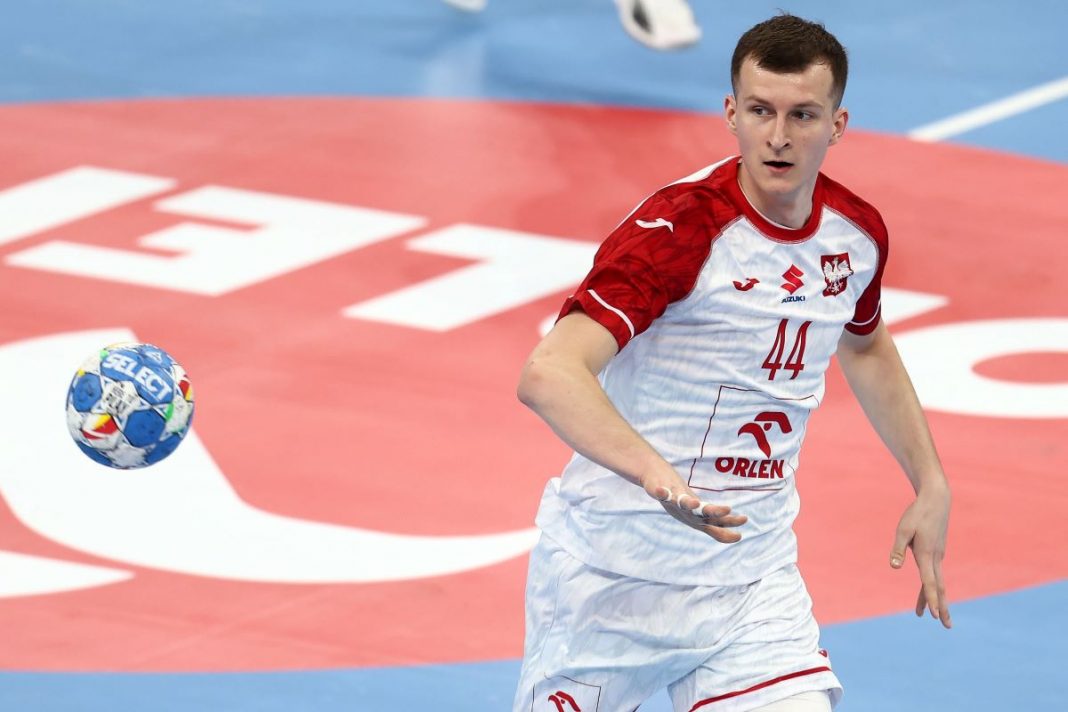Mikołaj Czapliński w koszulce reprezentacji Polski.