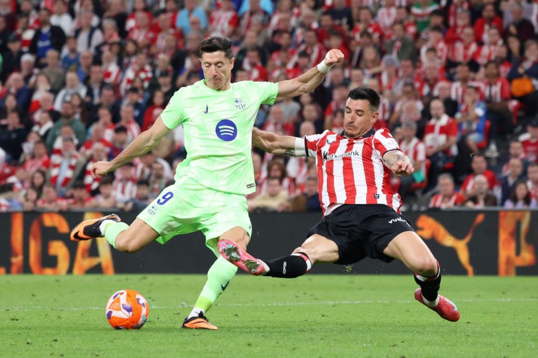 lewandowski-100-goli-barcelona Lewandowski oddający strzał w meczu z Athletikiem Bilbao.