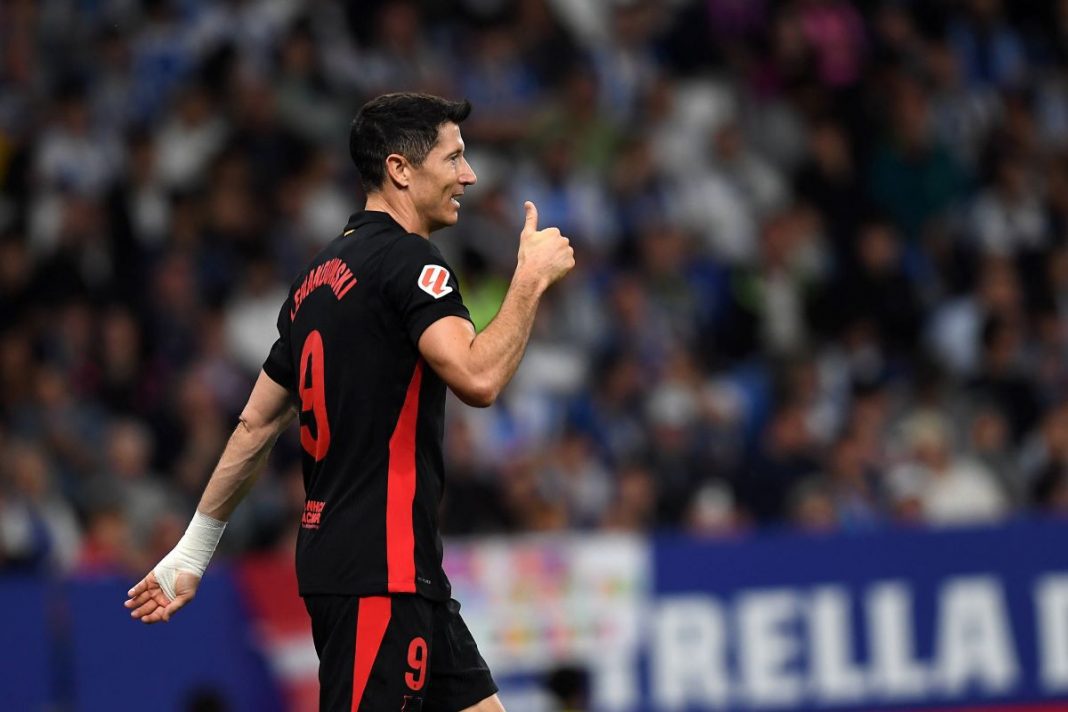Robert Lewandowski z kciukiem podniesionym do góry.