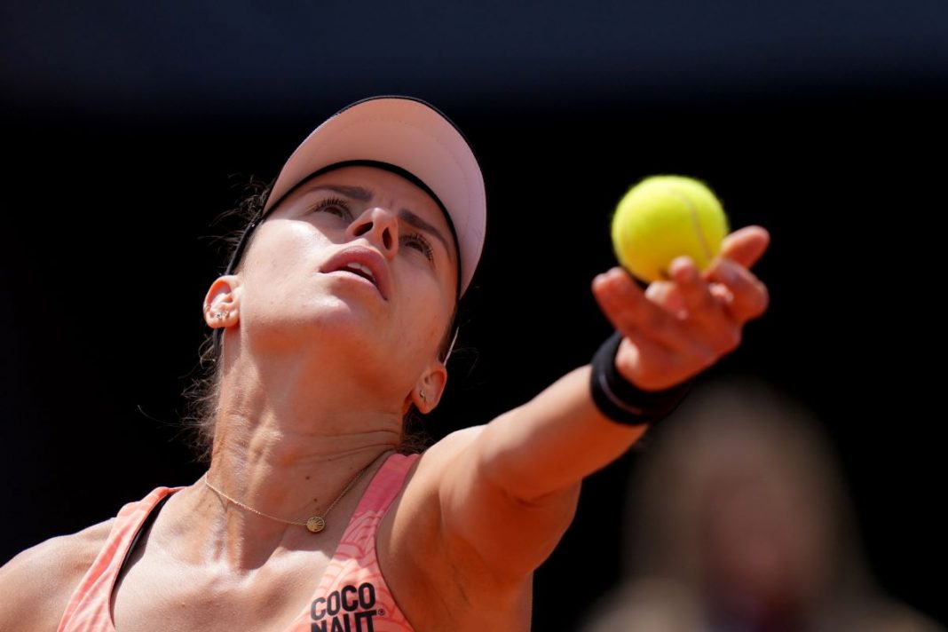 Magda Linette wykonująca serwis.