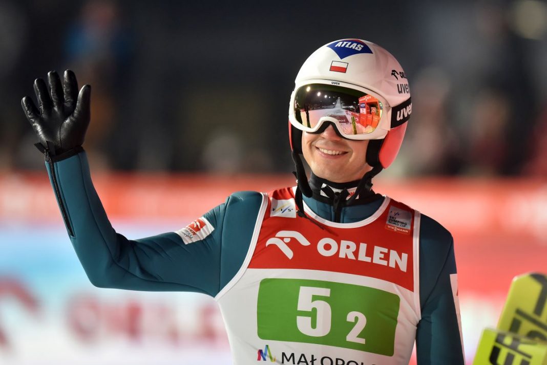 Kamil Stoch machający do kibiców.