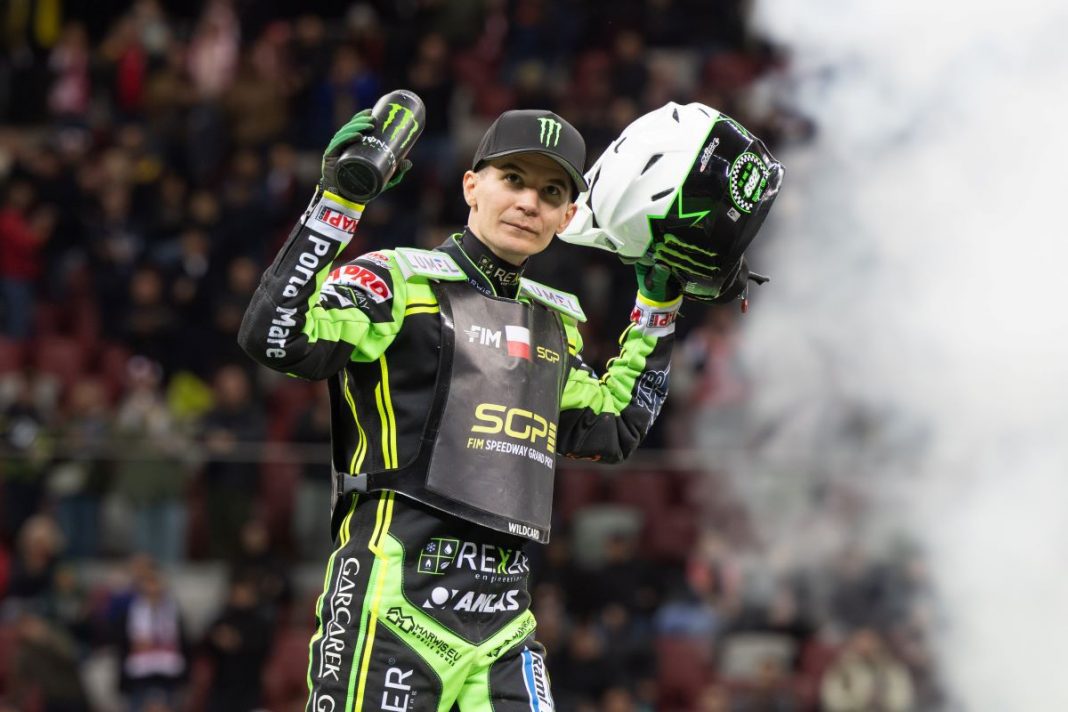 Patryk Dudek z trofeum za trzecie miejsce w SGP w Warszawie.