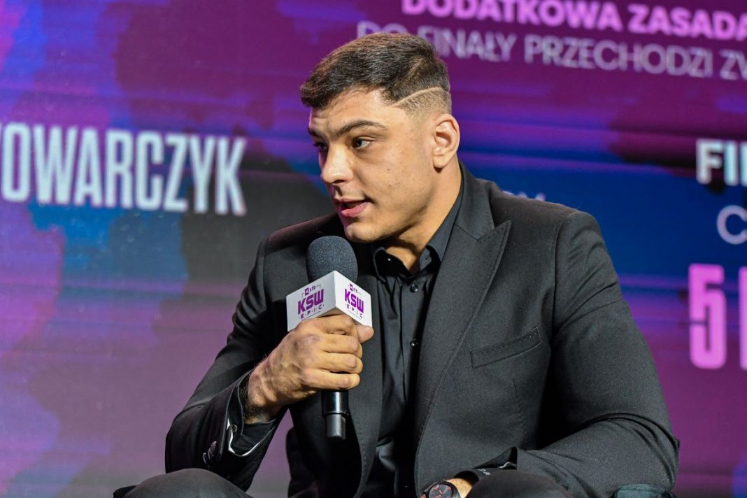 Damian Piwowarczyk na konferencji prasowej.