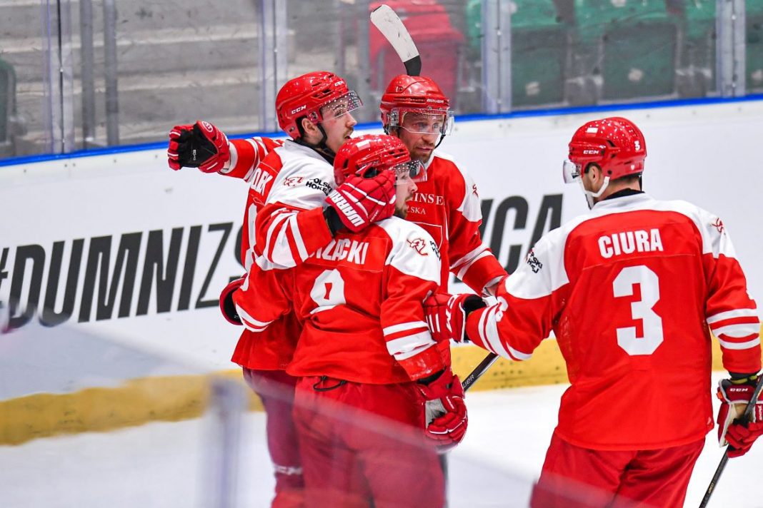 Radość polskich hokeistów po golu.