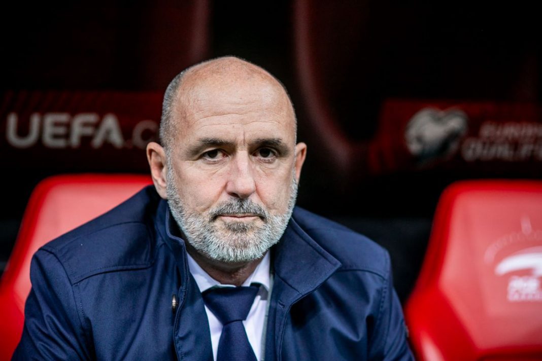 Michał Probierz na ławce trenerskiej.