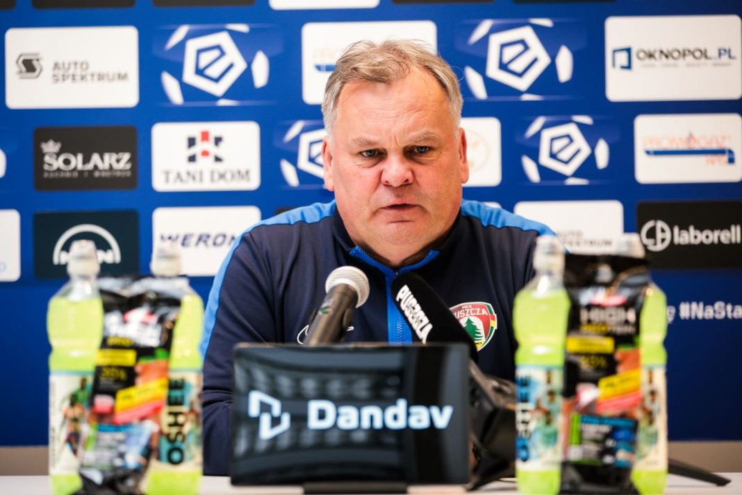 Tomasz Tułacz na konferencji prasowej.