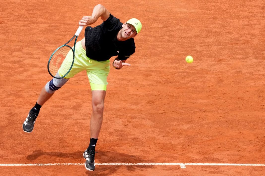 Hubert Hurkacz wykonujący serwis.