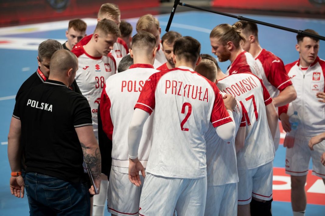 Polscy szczypiorniści w kółeczku podczas przerwy.