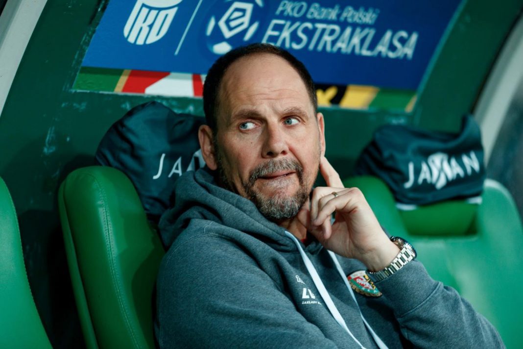 Trener Ante Simundza na ławce Śląska Wrocław.