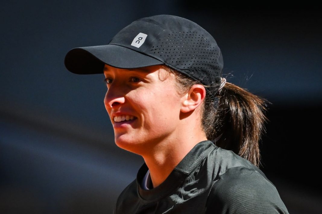 sramkova-swiatek-roland-garros Iga Świątek na zbliżeniu z szerokim uśmiechem.