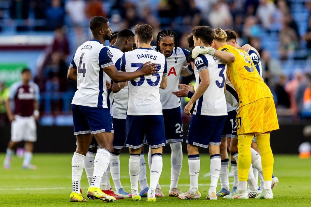 tottenham-man-utd-typy-kursy-bonus Piłkarze Tottenhamu w kółeczku przed meczem.