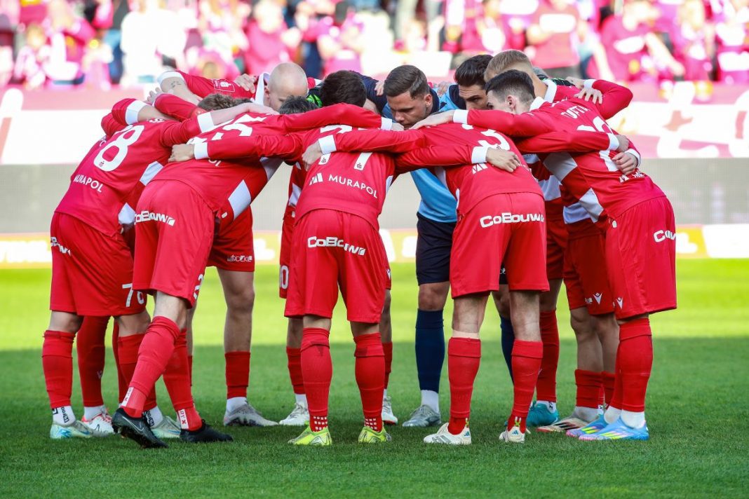 Piłkarze Widzewa w kółeczku przed meczem.