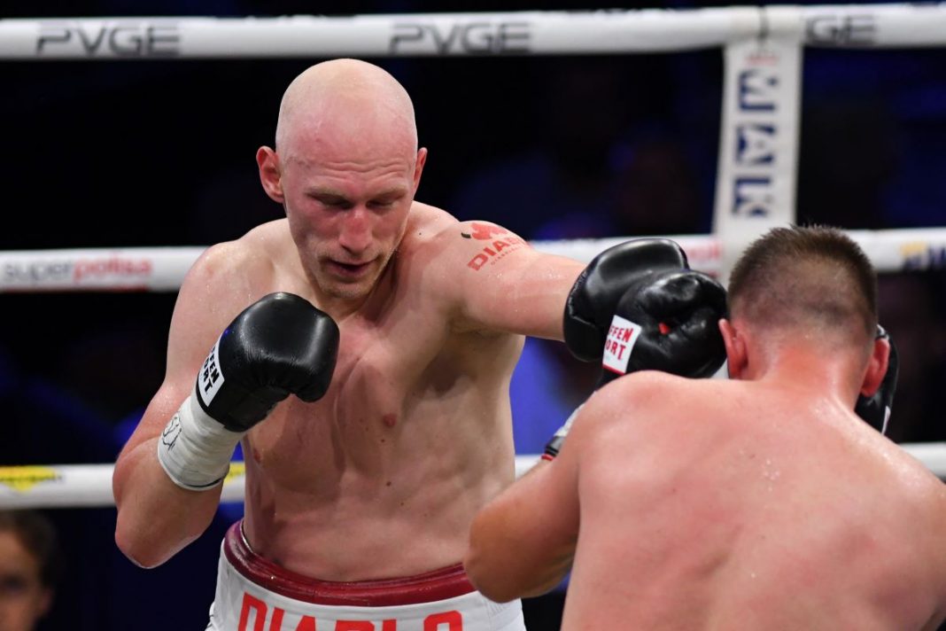 Krzysztof Włodarczyk w trakcie walki bokserskiej.