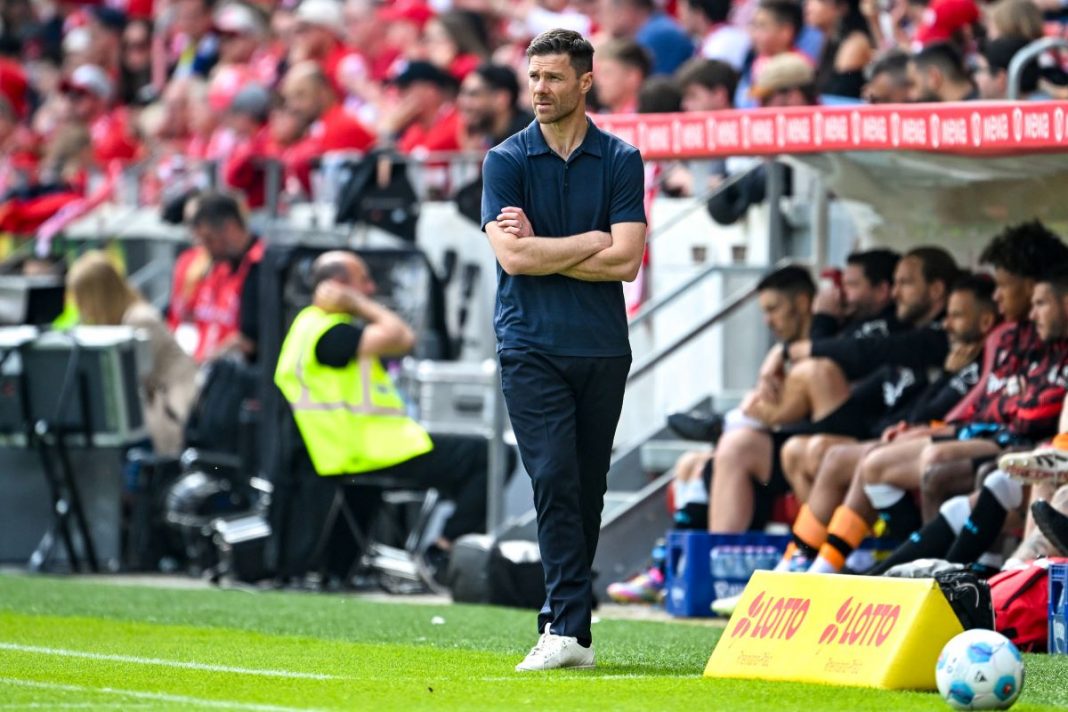 Xabi Alonso przy ławce trenerskiej.