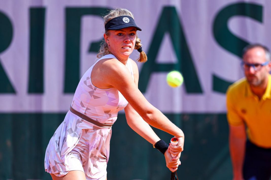 Magdalena Fręch w trakcie wymiany tenisowej.