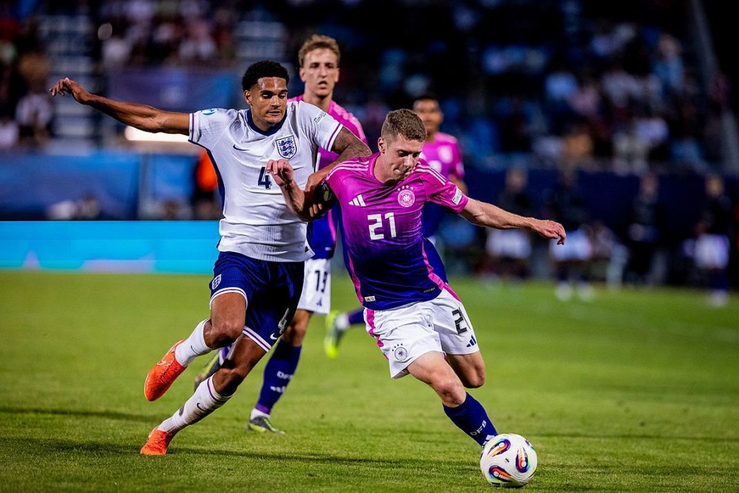 Piłkarze Anglii i Niemiec w meczu Młodzieżowych Mistrzostw Europy