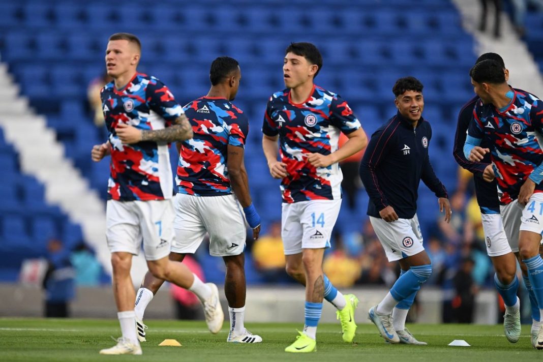 Mateusz Bogusz na rozgrzewce w Cruz Azul.