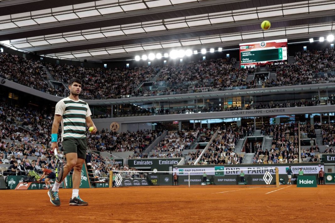 Carlos Alcaraz w trakcie meczu na Roland Garros.