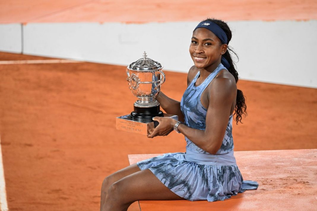 Coco Gauff z trofeum za wygranie Roland Garros.