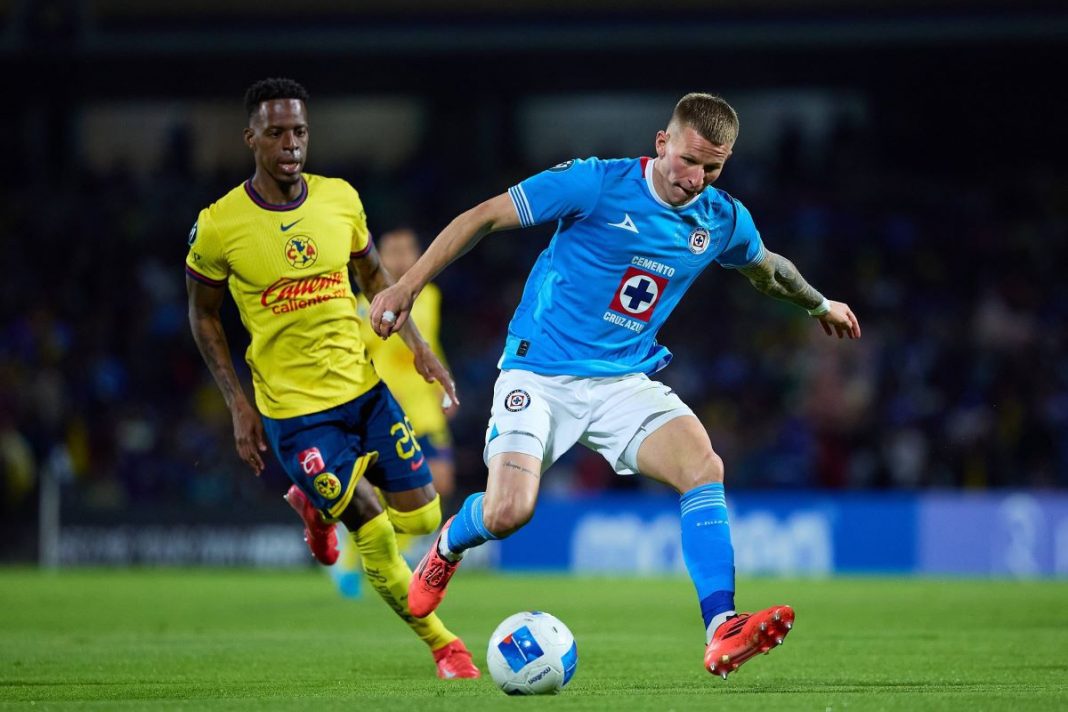 Mateusz Bogusz przy piłce w koszulce Cruz Azul.