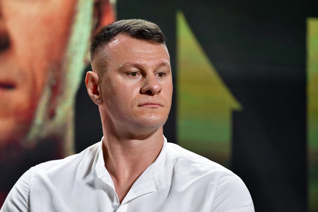 Arkadiusz Wrzosek na konferencji prasowej.