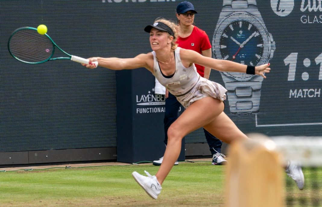 Magdalena Fręch w trakcie wymiany na korcie trawiastym.