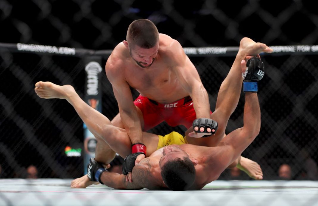 Mateusz Gamrot w trakcie walki MMA.