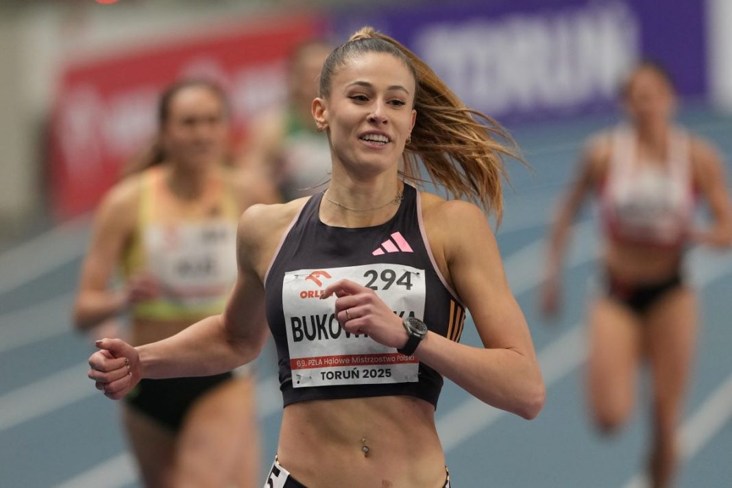 gdzie-ogladac-lekkoatletyke Natalia Bukowiecka w trakcie startu lekkoatletycznego.