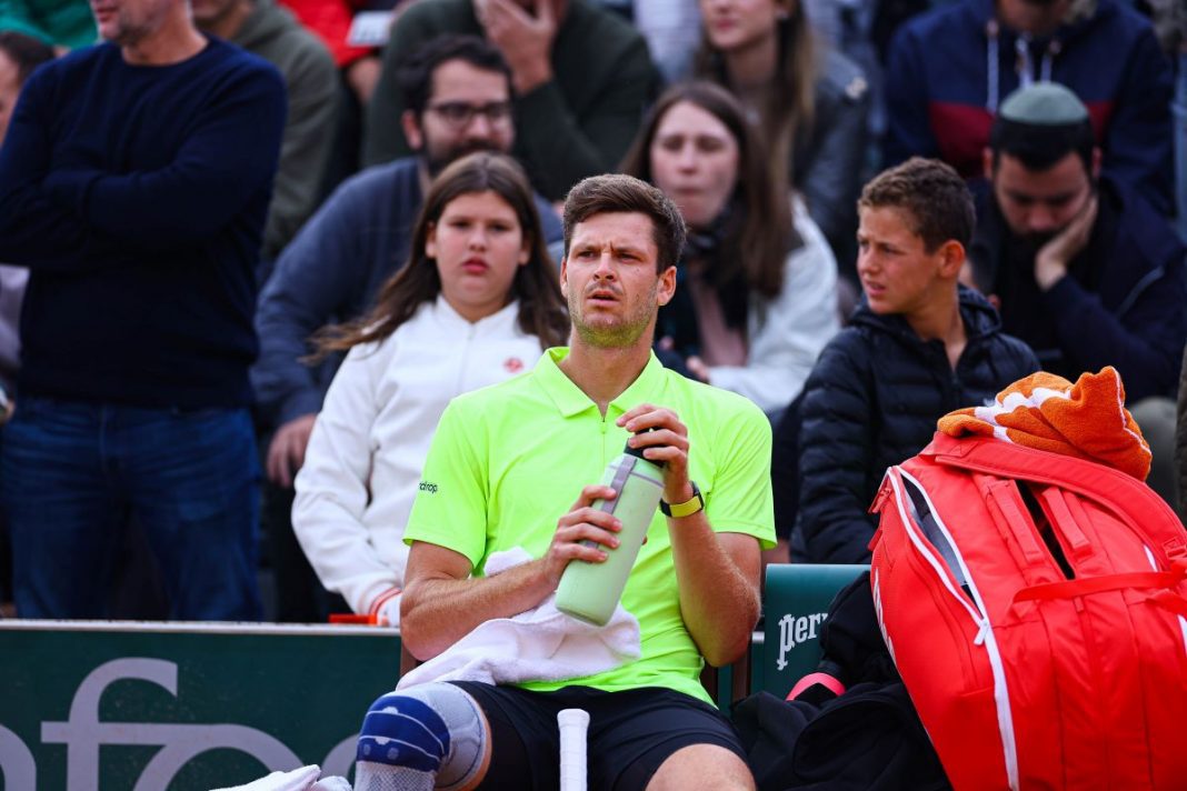 Huber tHurkacz na łąwce w trakcie przerwy w meczu.