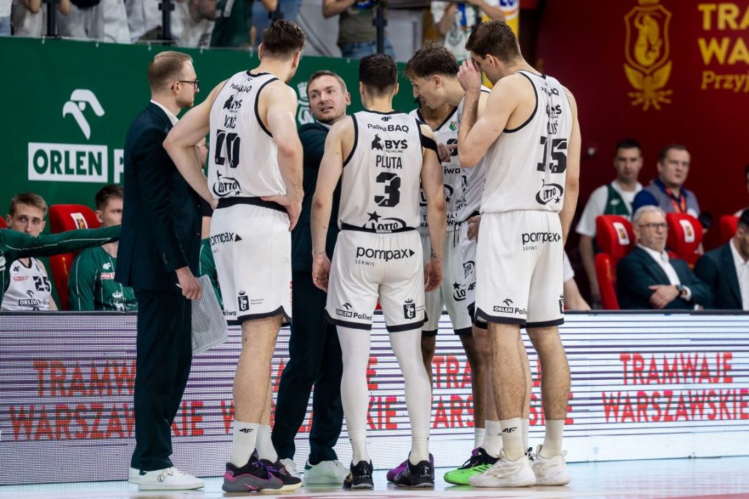Koszykarze Legii Warszawa otrzymują instrukcje od trenera.
