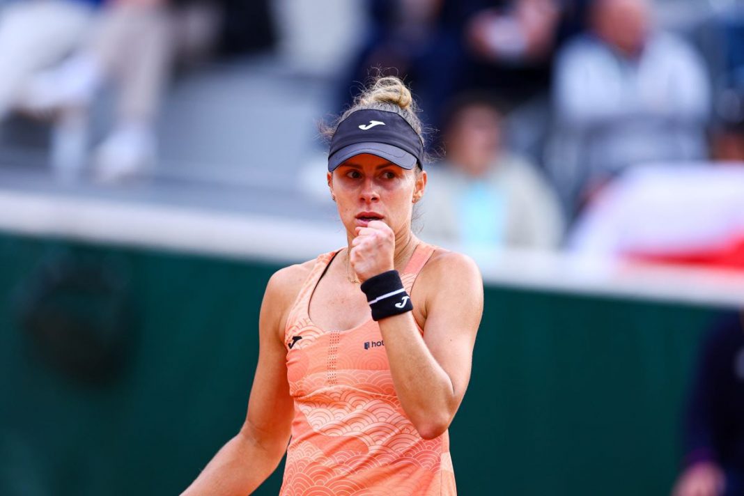 Magda Linette z zaciśniętą pięścią w geście triumfu.