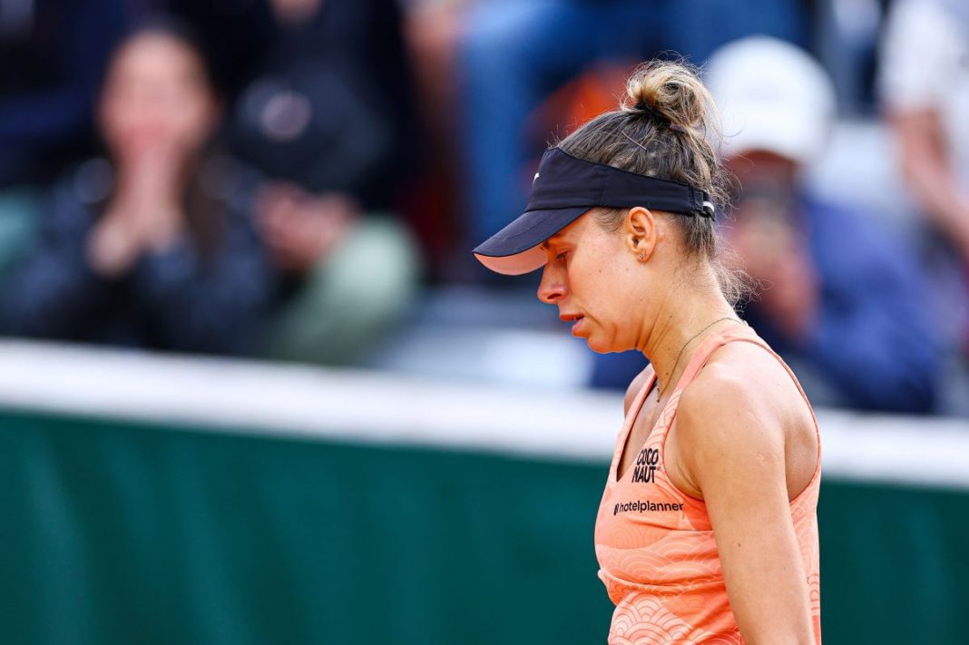 Magda Linette w trakcie meczu tenisowego.