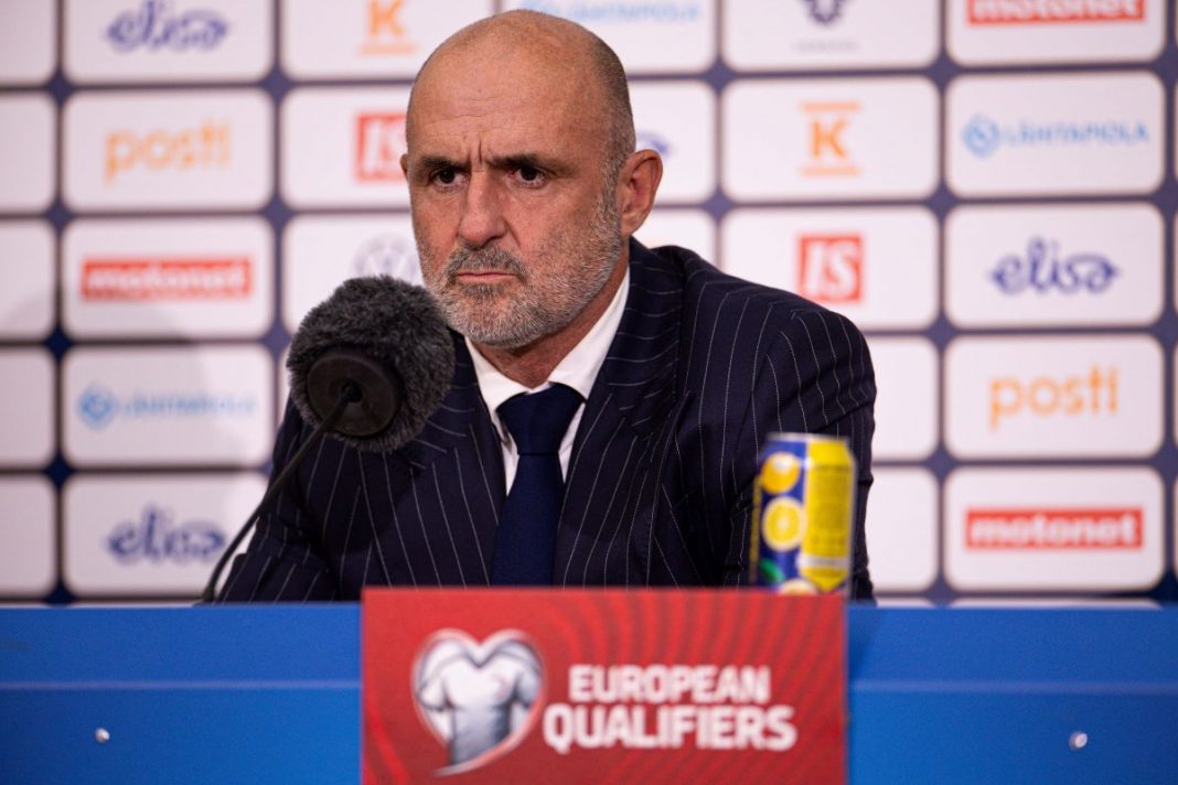 Michał Probierz na konferencji prasowej.