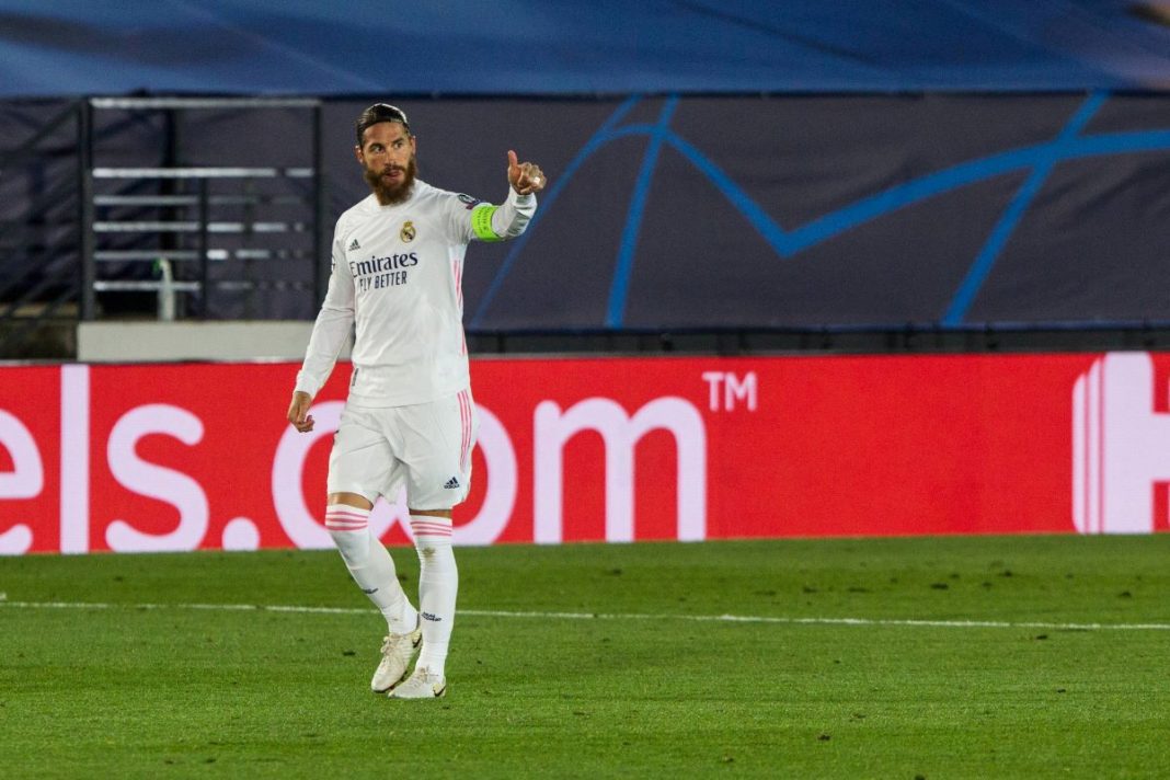 Sergio Ramos w koszulce Realu Madryt.