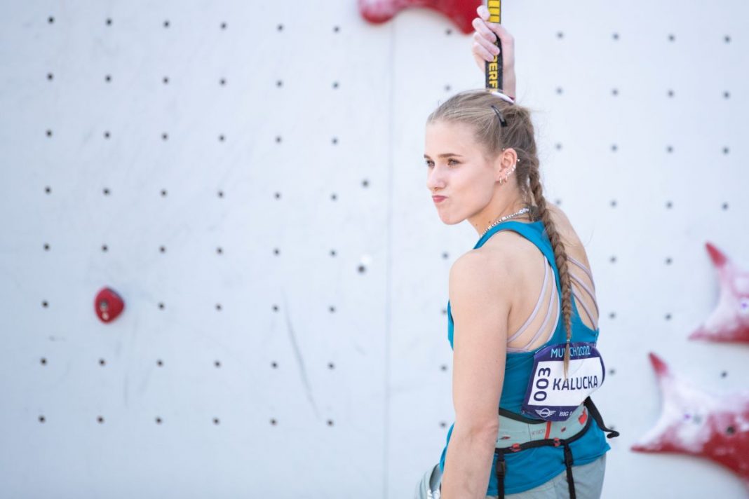 natalia-kalucka-druga-ps-denver Natalia Kałucka przy ściance wspinaczkowej.