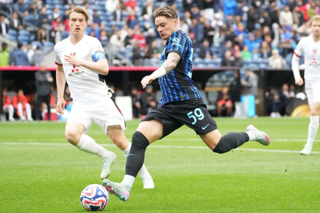 Nicola Zalewski w trakcie meczu z Urawa Red Diamonds.