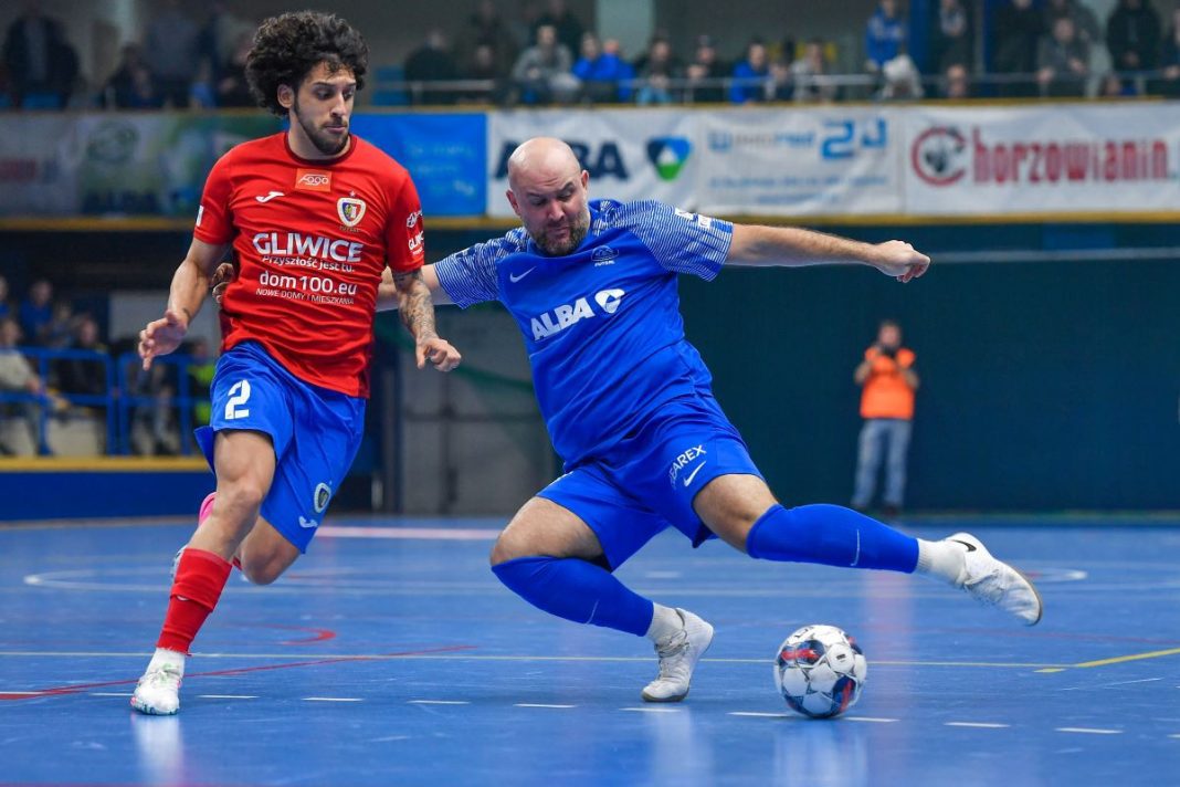 Gracz Piasta Gliwice w trakcie futsalowego meczu.
