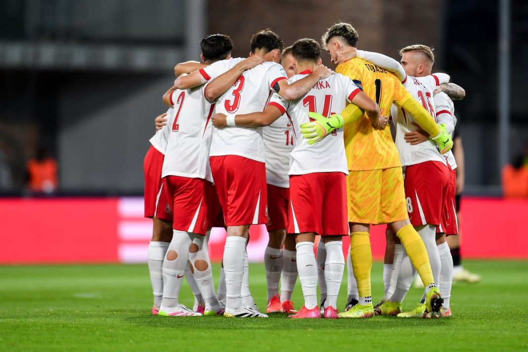 Piłkarze młodzieżowej reprezentacji Polski w kółeczku przed meczem.