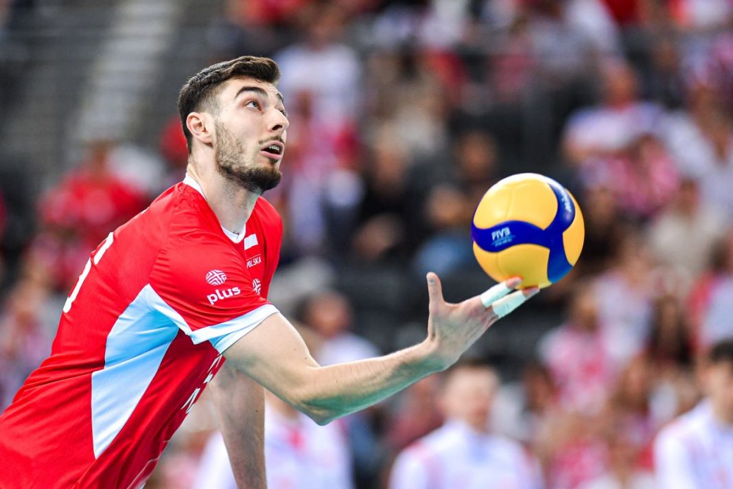 polska-japonia-liga-narodow-mezczyzn Kewin Sasak wykonujący serwis.