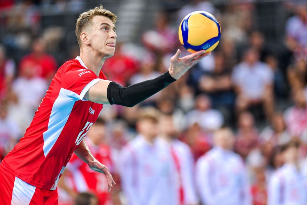 Artur Szalpuk w trakcie zagrywki.