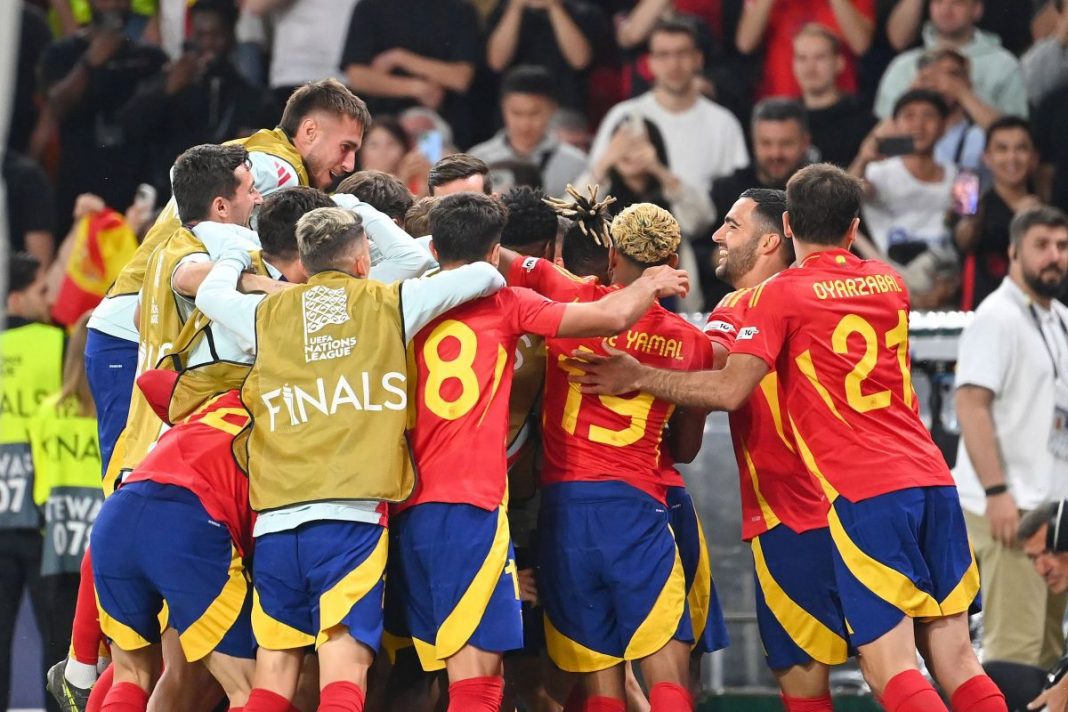 Radość piłkarzy reprezentacji Hiszpanii.