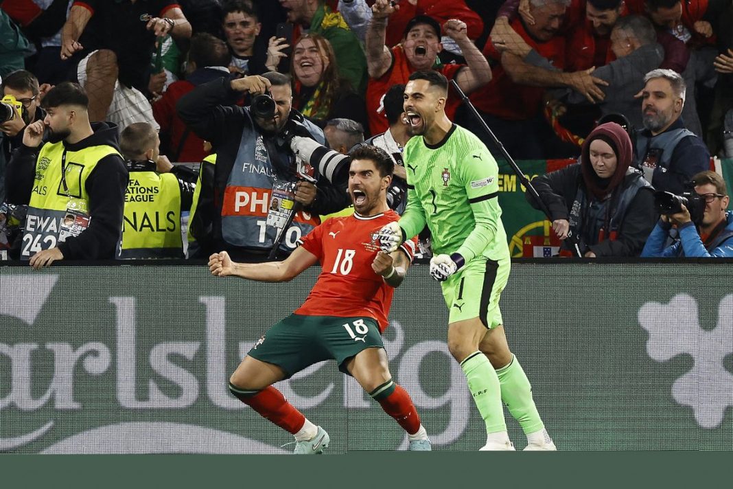 Ruben Neves i Diogo Costa cieszą się ze zwycięstwa.