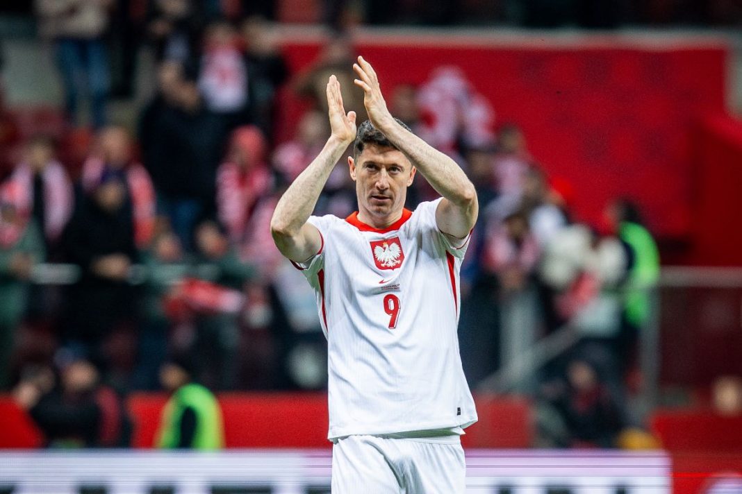 Robert Lewandowski dziękujący kibicom.