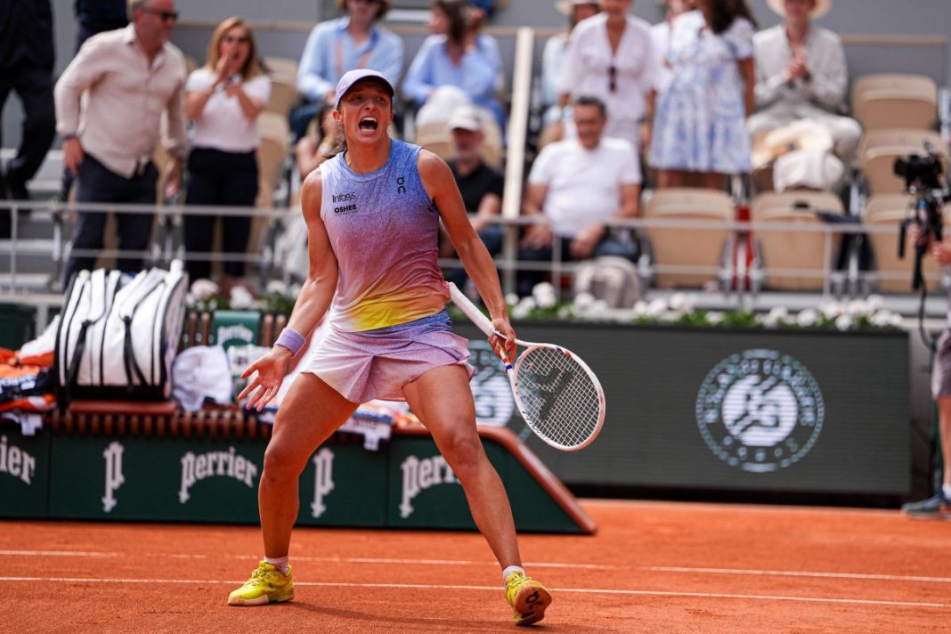 Iga Świątek ciesząca się po wygranej.