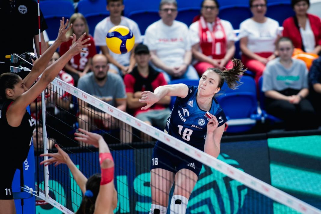 Aleksandra Gryka w ataku.